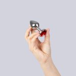 RED JEWELLED METAL BUTT PLUG M - obrazek 2